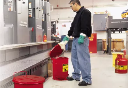 veilig poetsdoeken met oplosmiddel op de werkplaats