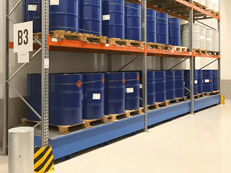 hdpe lekbakken voor de gevaarlijke stoffen in magazijnrekken