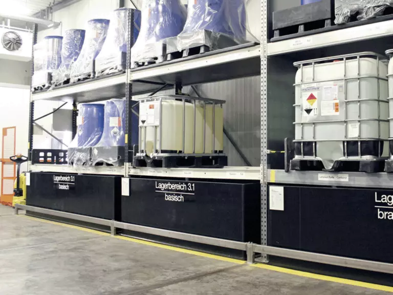 hdpe lekbakken voor de gevaarlijke stoffen in rekken