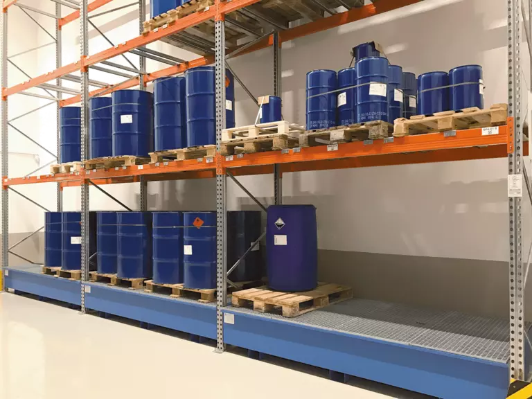 stalen lekbakken voor de gevaarlijke stoffen in rekken